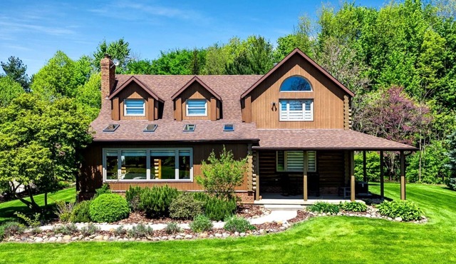 Awesome Cabin with Fire Pit and Hot-tub in Kingsville, Ontario