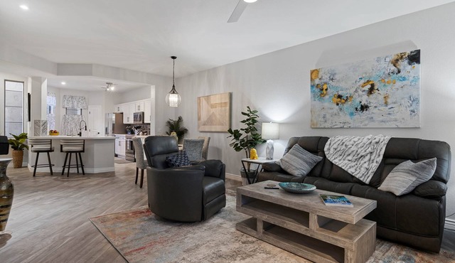 Awesome Condo, Gated, Pool, Spa, 2 car Garage