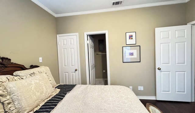 Awesome condo with cool AC in vibrant Dallas