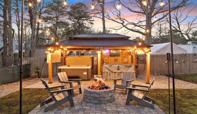 Awesome Cottage! 1/2mi to beach, Hot Tub, Bar, Firepit, Dog