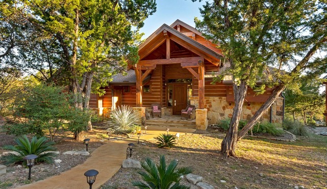 Awesome Cottage in The Hollows Resort, Hiking Trails, 4 Pools, Hill Country View!