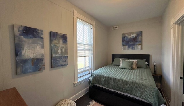 Awesome, Cozy 2 bed in Great Location with Private Porch and Parking
