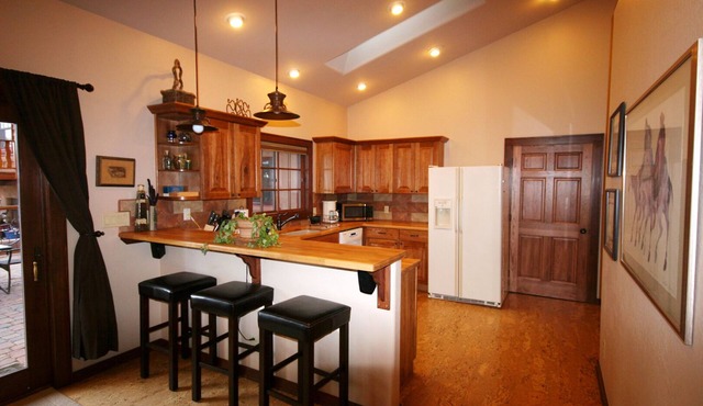 Awesome Custom-built Guesthouse In Quiet Downtown Location