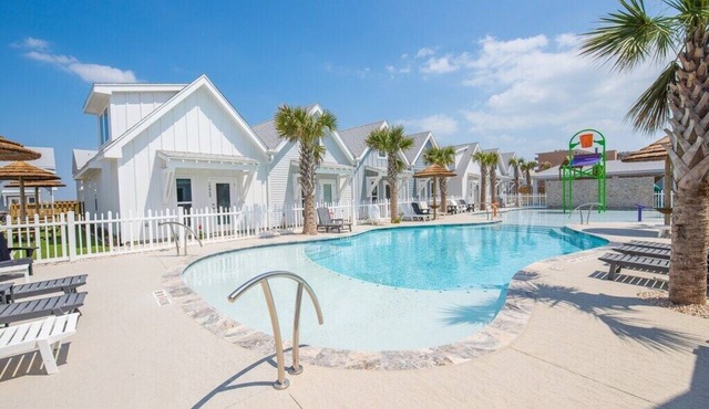 Awesome Family Getaway! READ OUR REVIEWS Beautiful 2/2 bth T/H, 1blk to Beach
