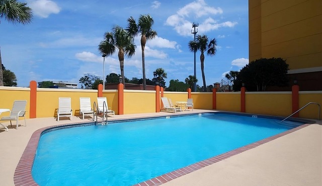 Awesome Find! 1 Chic Unit, Pool, Breakfast, Parking, Close to Attractions.