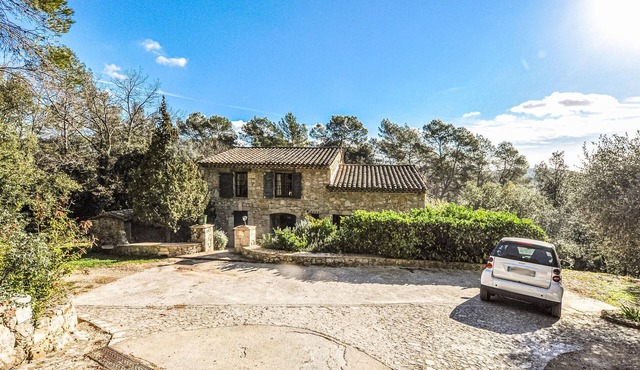 Awesome home in La Roquette sur Siagne