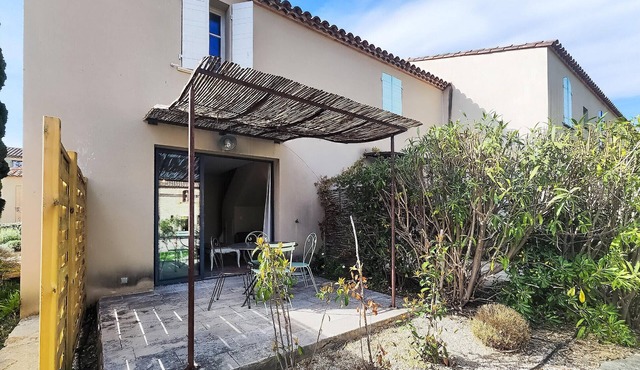 Awesome home in Saint-Laurent-de-la-Ca with WiFi