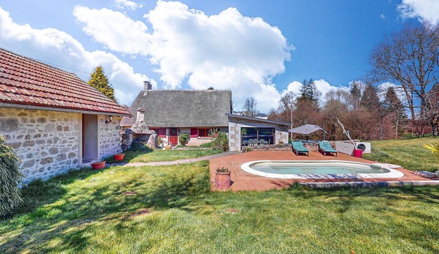 Awesome home in Saint-Oradoux-de-Chiro