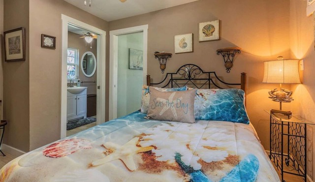 Awesome getaway on the Bay! Get on island time w/us! Swim, Fish & play all day