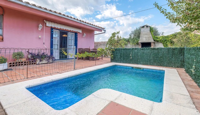 Awesome home in Sant Miquel de Fluvià