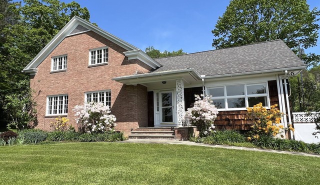 Awesome Hills, Terrific views, spacious interior, large patio, minutes to ASV