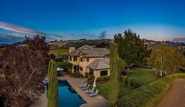Awesome Hilltop Views, Pool, Vineyards, Olive Trees, 5 mins to Healdsburg
