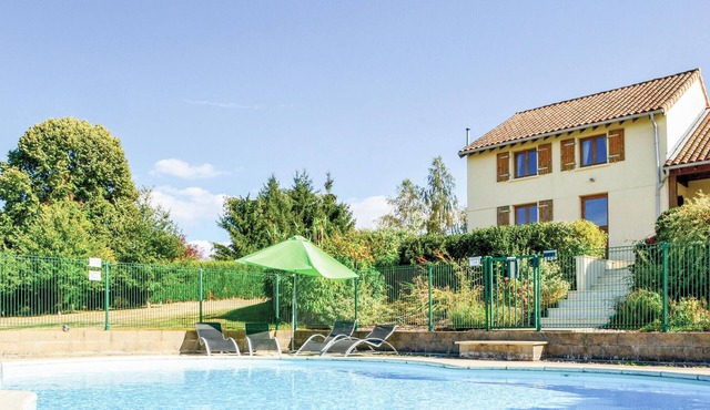 Awesome home in St. Saud Lacoussiere