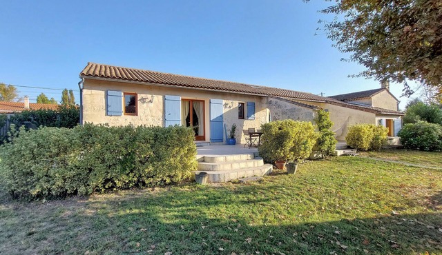 Awesome home in Ambares et Lagrave