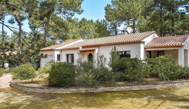 Awesome home in La Faute sur Mer