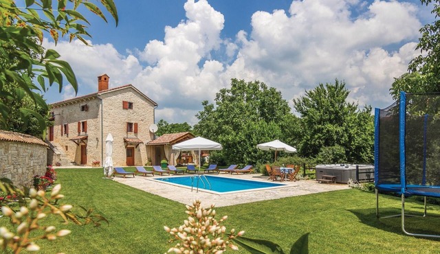 Awesome home in Basici