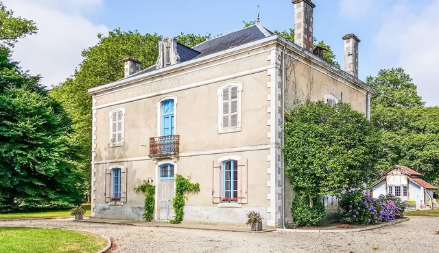 Awesome home in Beylongue