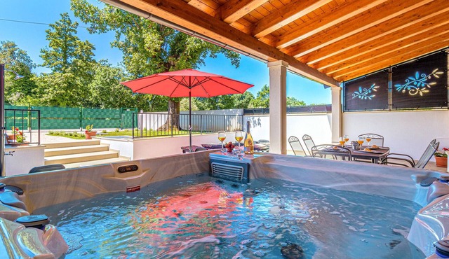 Awesome home in Brscici with WiFi
