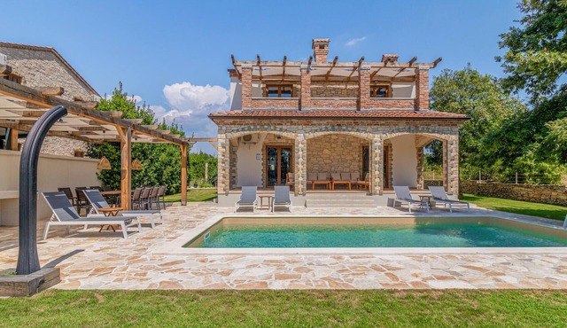 Awesome home in Cabrunici