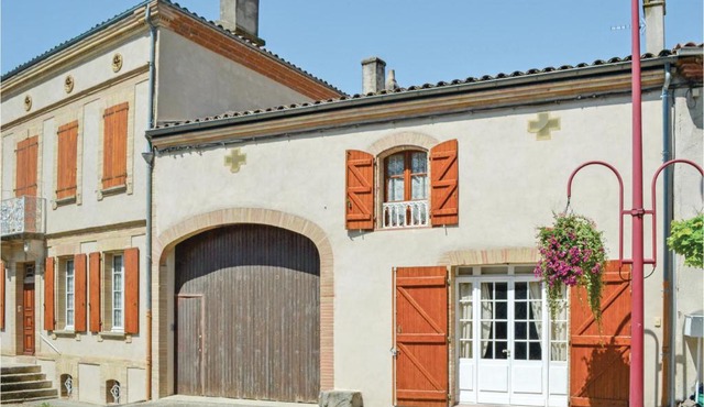 Awesome home in Canals w/ 2 Bedrooms