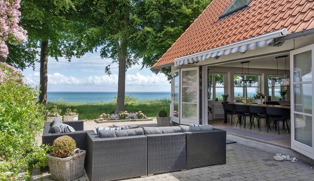 Awesome home in Dronningmølle with WiFi