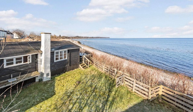 Awesome home in Dronningmølle