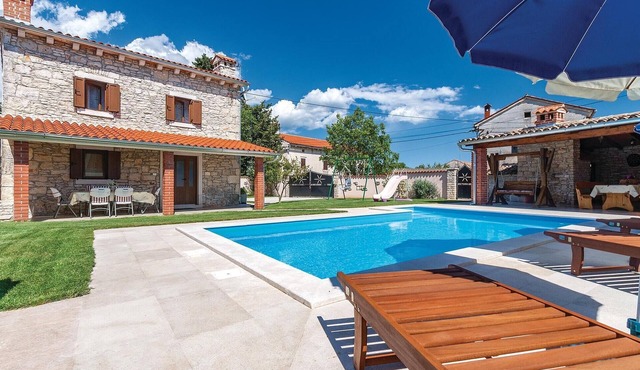 Awesome home in Divsici