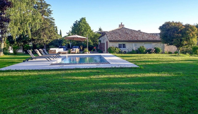 Awesome home in Doulezon