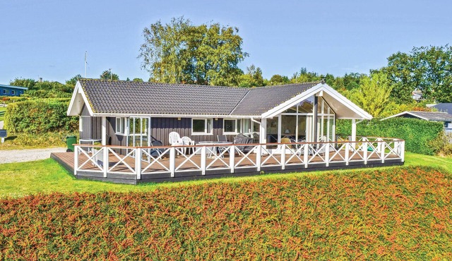 Awesome home in Ebeltoft with house sea view