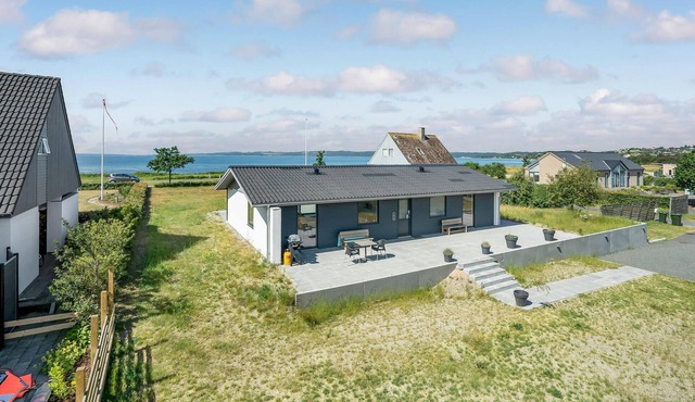 Awesome home in Ebeltoft with WiFi