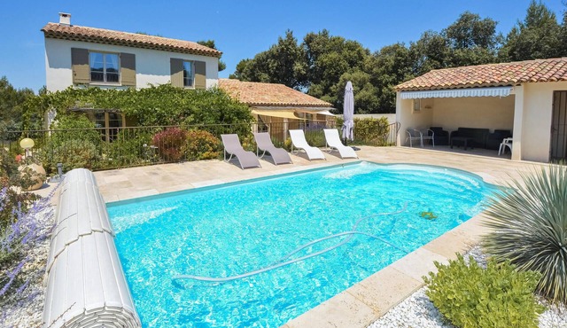 Awesome home in Eygalières