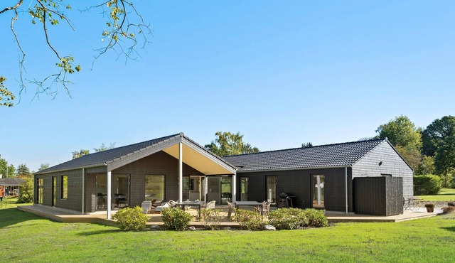 Awesome home in Fårvang with sauna