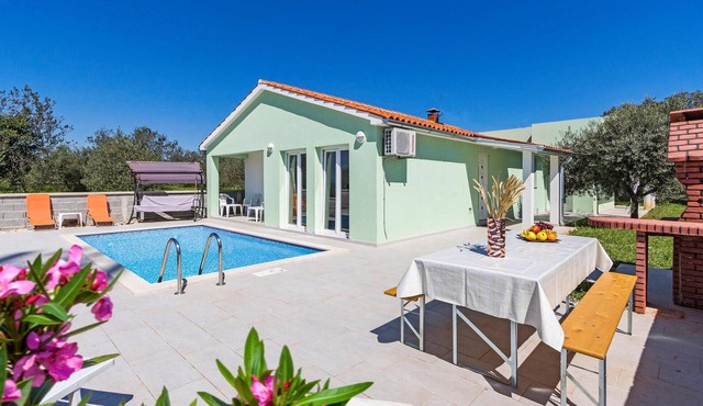 Awesome home in Fazana