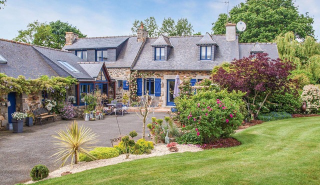 Awesome home in Trézélan/Bégard