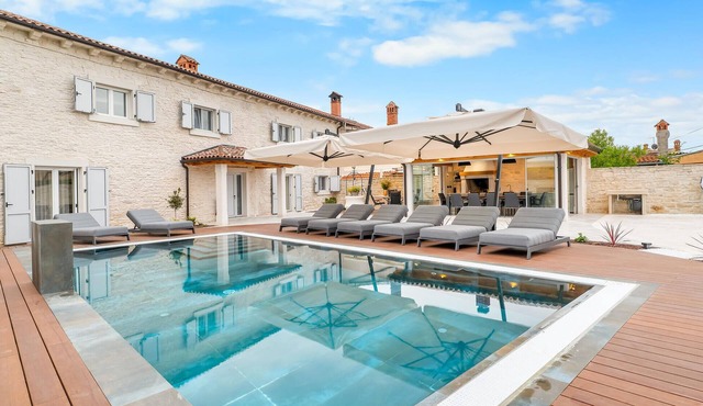 Awesome home in Gajana