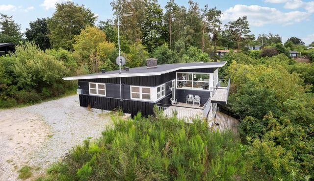 Awesome home in Glesborg with WiFi