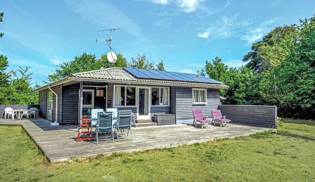 Awesome home in Glesborg with WiFi