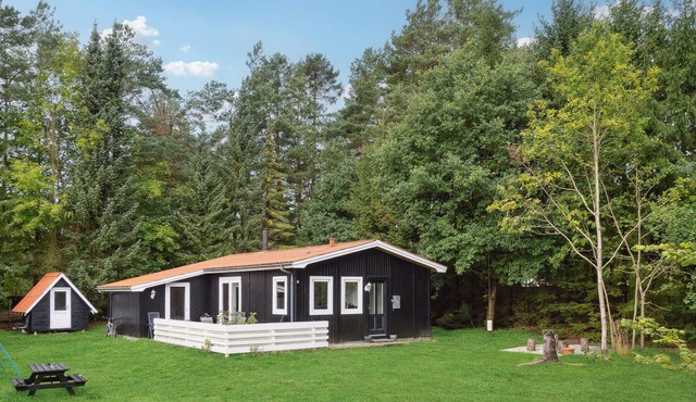 Awesome home in Glesborg with WiFi