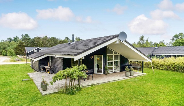 Awesome home in Hadsund with sauna