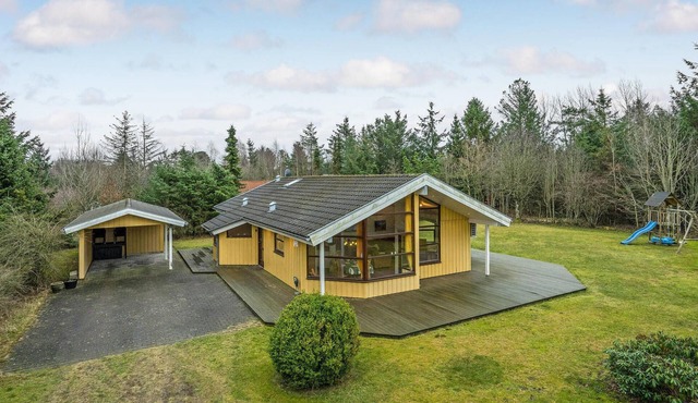 Awesome home in Hals with kitchen