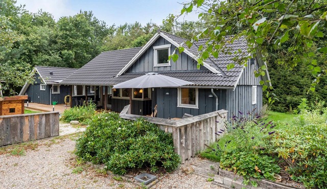 Awesome home in Hovborg with WiFi