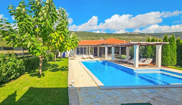Awesome home in Donji Prolozac
