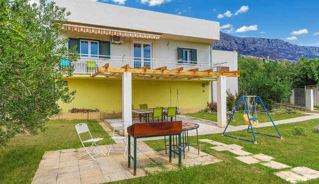 Awesome home in Kastel Gomilica with WiFi