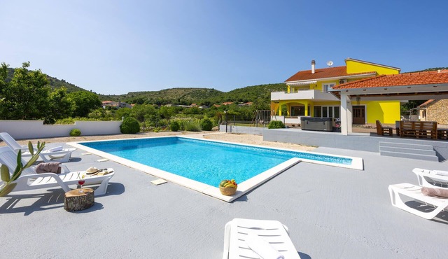 Awesome home in Primorski Dolac with sauna