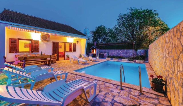 Awesome home in Primorski Dolac