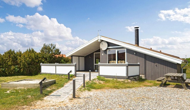 Awesome home in Hvide Sande with sauna