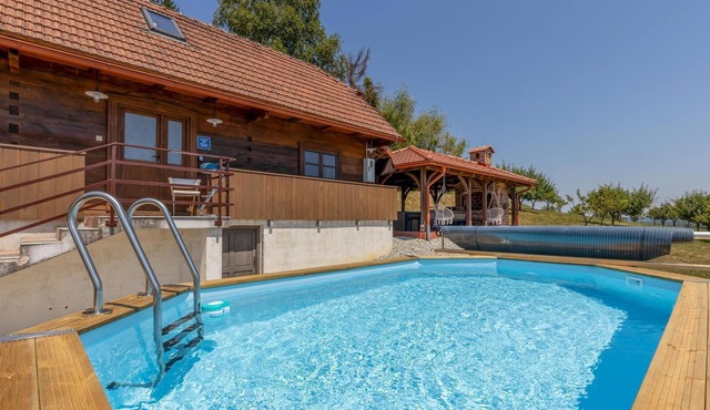 Awesome home in Jaskovo with heated swimming pool