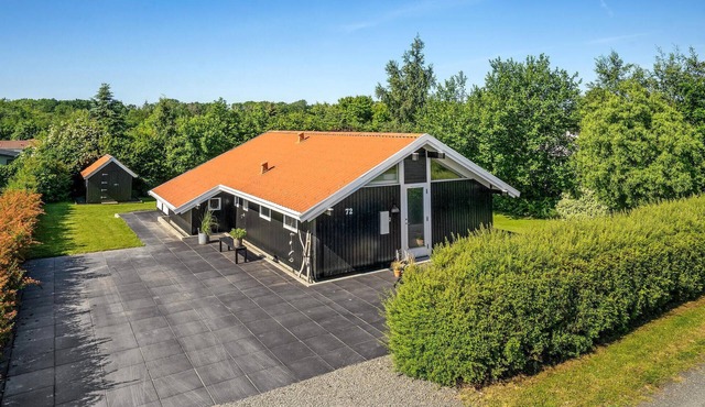 Awesome home in Juelsminde with kitchen