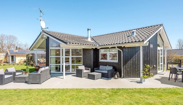 Awesome home in Juelsminde with WiFi