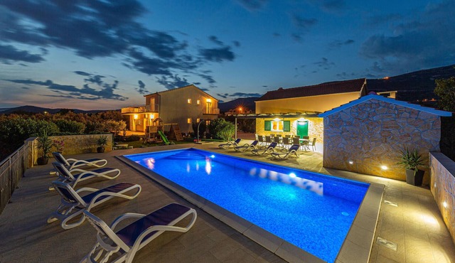 Awesome home in Kastel Stari